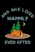 And She Lived Happily: Lustiges Camping Notizbuch Reisetagebuch f?r den Zelt oder Wander Urlaub und Zeltlager I Gr??e 6 x 9 I Liniert 110 Sei